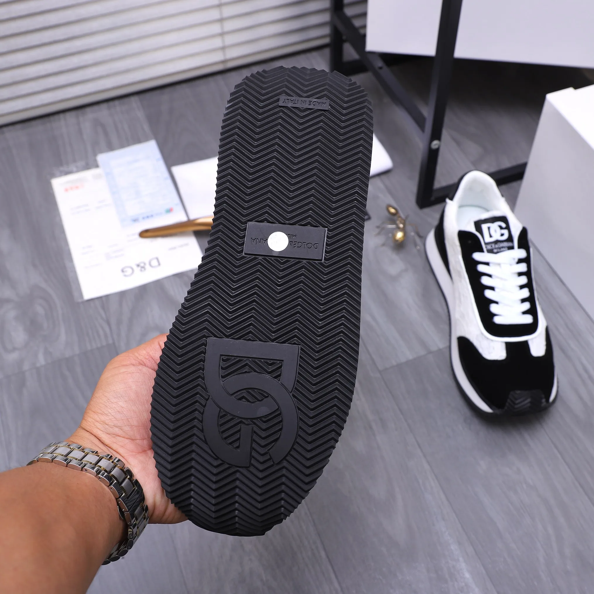 Men's shoes 💰460 Product trademark: DG (Dolce & Gabbana) casual shoes for couples. Regular size: 35-46 (45.46 is custom-made and non-refundable) Product materials: Selected frosted cowhide stitching breathable woven upper, mesh lining, cowhide insole, original outsole